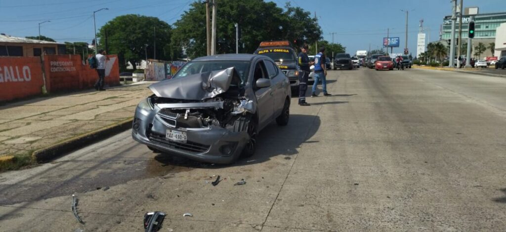 Se estampó auto en camioneta en Av. Universidad Veracruzana en Coatzacoalcos
