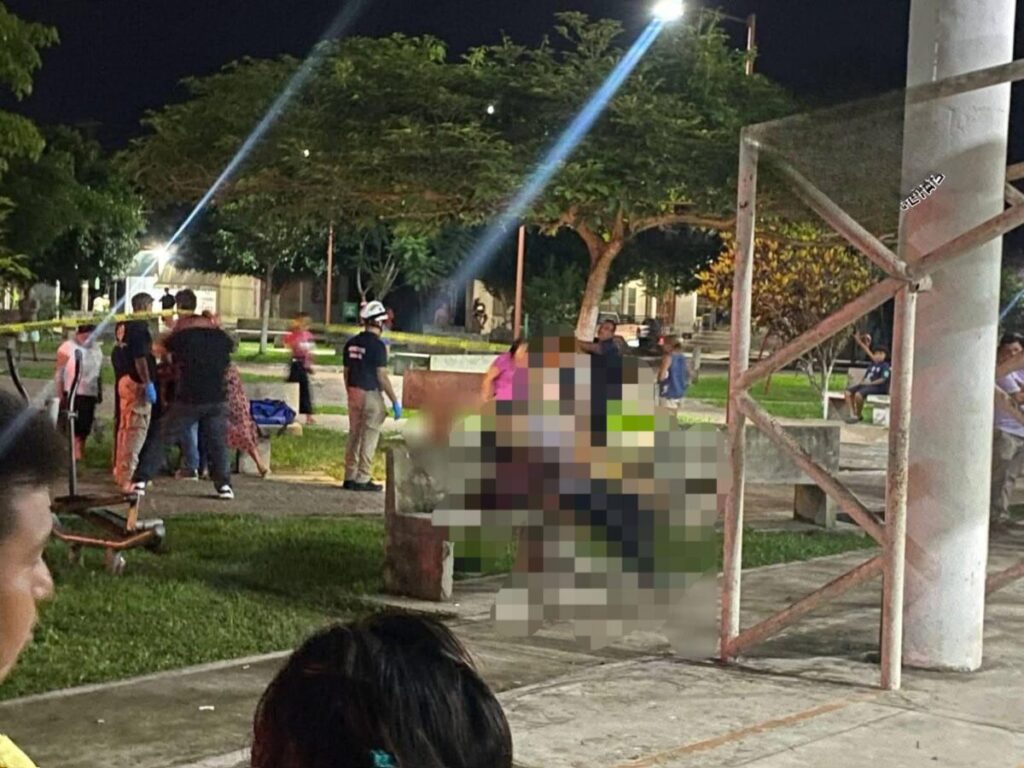 3j3cut4n a b4l4z0s a un joven en pleno parque de San Rafael, Veracruz.