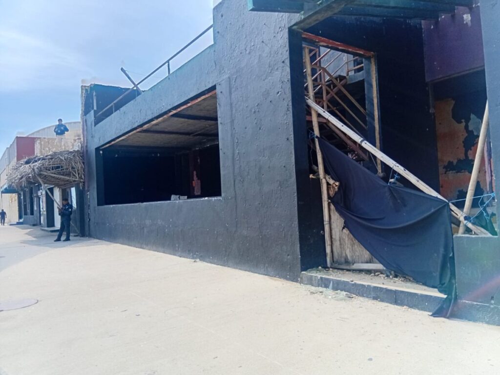 Mu3r3 masculino en condición del vulnerabilidad