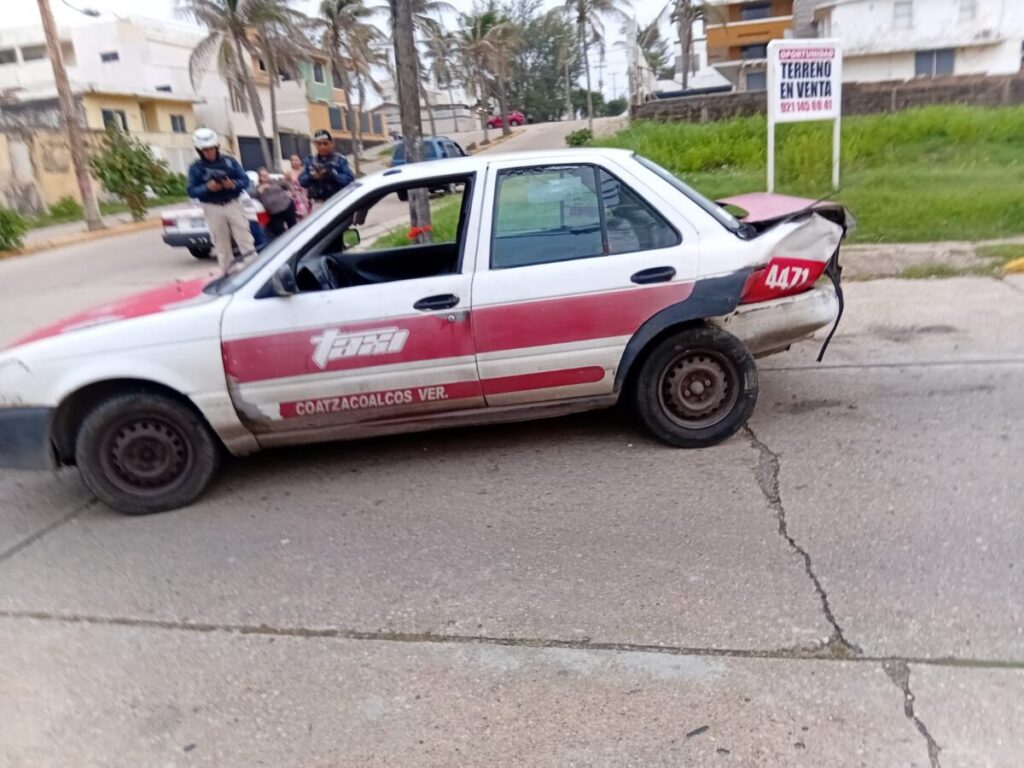 Ebrio impactó taxi en el centro de Coatzacoalcos 