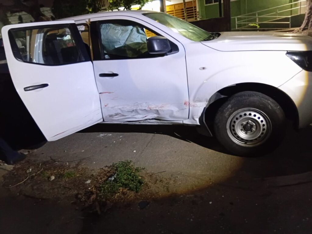 Pick Up se le atravesó al taxi y ocasiona daños de casi 200 mil pesos