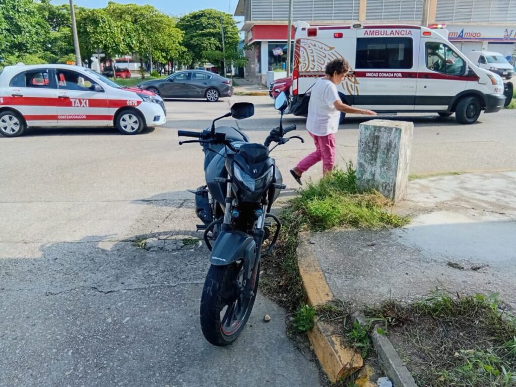 Particular derribó a motociclista en el centro de Coatza