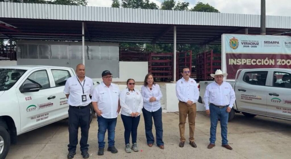 Rocío Nahle entrega vehículos para combatir plaga ganadera en Agua Dulce; asegura respaldo total a municipios del sur.