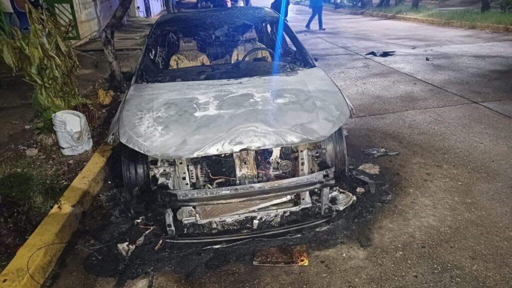 Queman vehículos con bombas molotov en Coatzacoalcos, el fuego consumió totalmente un automóvil Queman vehículos con bombas molotov en Coatzacoalcos, el fuego consumió totalmente un automóvil