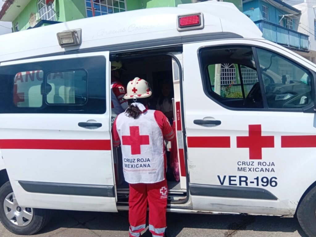 Se intentó lanzar del techo , la policía la ayudó a bajar y fue trasladada por personal de Cruz Roja en Coatzacoalcos. Se intentó lanzar del techo , la policía la ayudó a bajar y fue trasladada por personal de Cruz Roja en Coatzacoalcos.