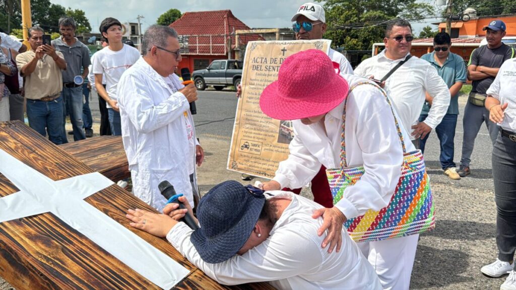 Declaran mu3r+0 el tarifario: taxistas del sur entregan ataúd simbólico al Gobierno de Veracruz