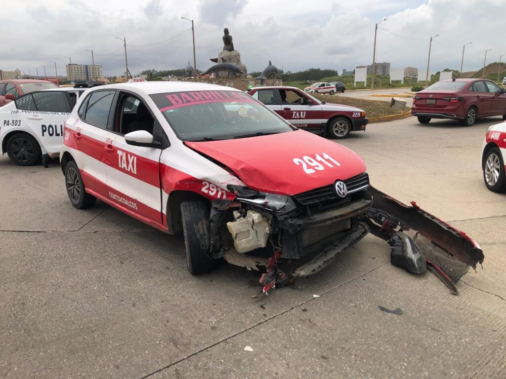 Encontronazo en el Malecón entre dos taxis 