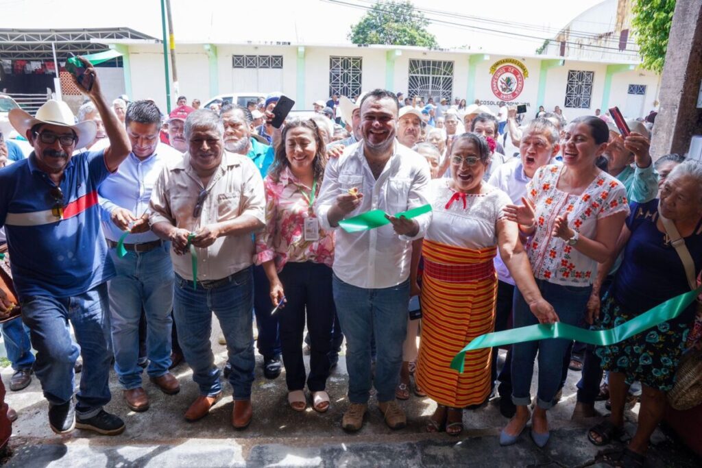 Ponciano Vázquez Parissi presente en la inauguración del Centro de Atención Agraria de Cosoleacaque. Ponciano Vázquez Parissi presente en la inauguración del Centro de Atención Agraria de Cosoleacaque.