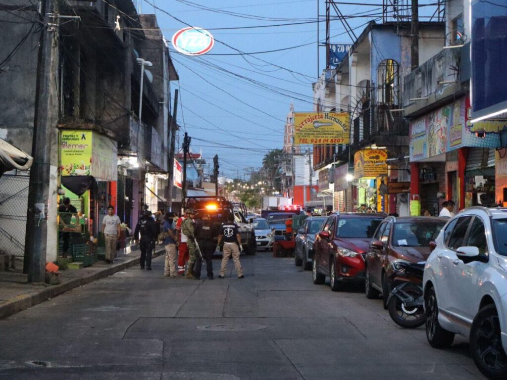 Ej3cut@n a balazos a joven empleado de dulcería en Acayucan; se resistió a un asalto. Ej3cut@n a balazos a joven empleado de dulcería en Acayucan; se resistió a un asalto.
