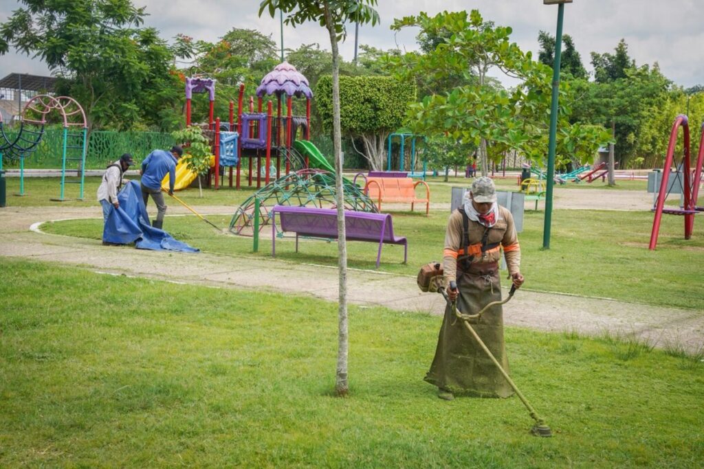 Intensa jornada de poda, limpieza y mantenimiento de pasto en los campos de Cosoleacaque. Intensa jornada de poda, limpieza y mantenimiento de pasto en los campos de Cosoleacaque.