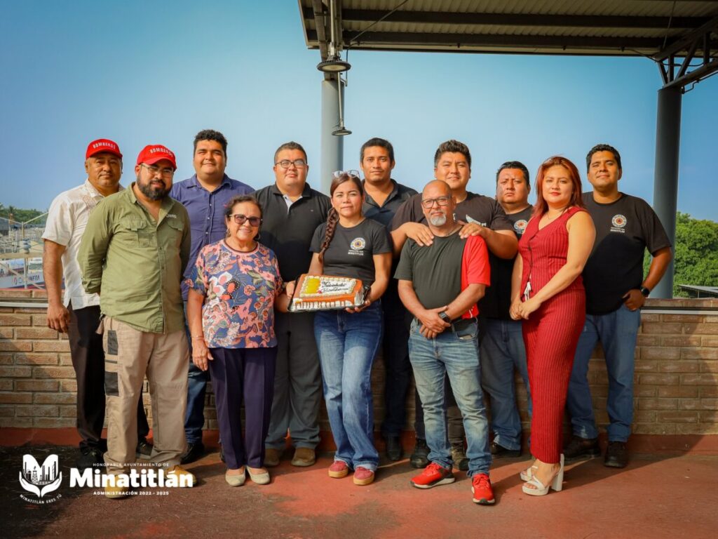 Reconoce Carmen Medel a bomberos en su día