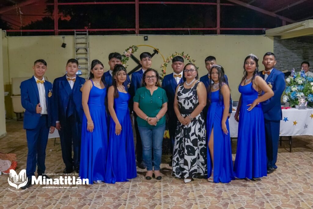 Carmen Medel acompaña a egresados de la Telesecundaria de Nueva Esperanza en su clausura escolar