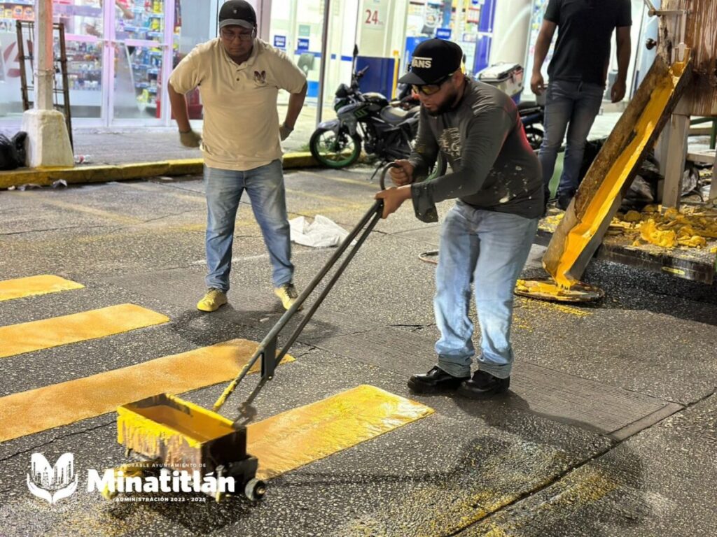 Trabajos de señalización refuerzan la seguridad vial en Minatitlán Trabajos de señalización refuerzan la seguridad vial en Minatitlán