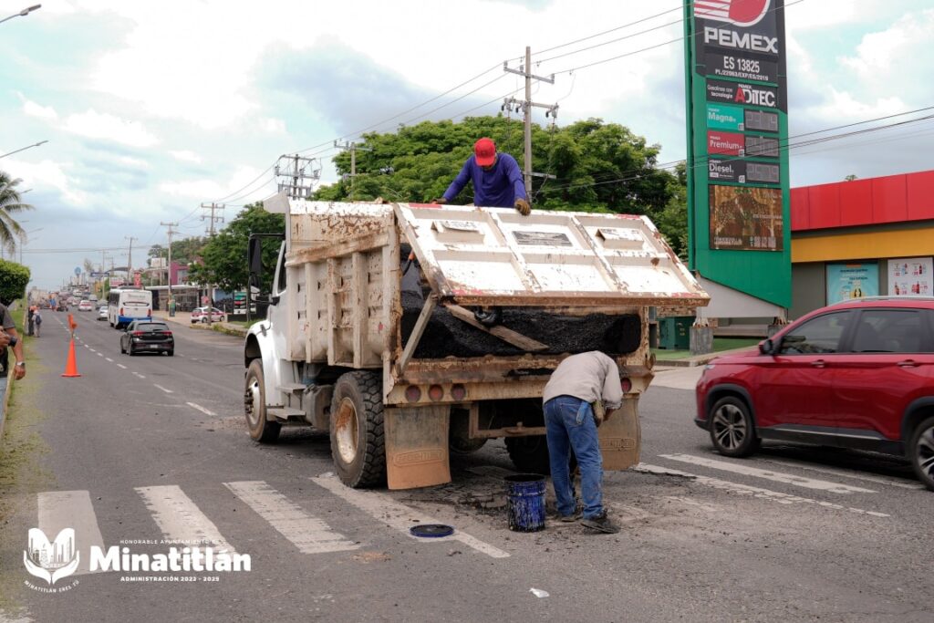 Gobierno Municipal de Minatitlán coadyuva en trabajos de bacheo sobre el boulevard Institutos Tecnológicos, gracias a donación de empresa privada Gobierno Municipal de Minatitlán coadyuva en trabajos de bacheo sobre el boulevard Institutos Tecnológicos, gracias a donación de empresa privada