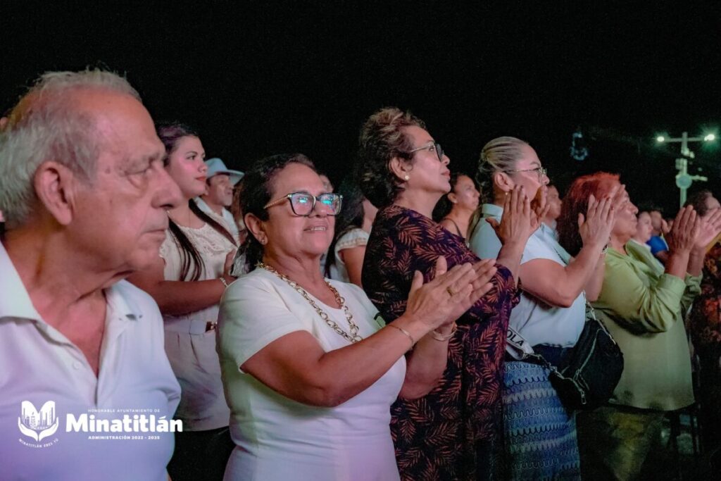 Carmen Medel Palma presente en el arranque del Festival del Mar en Coatzacoalcos