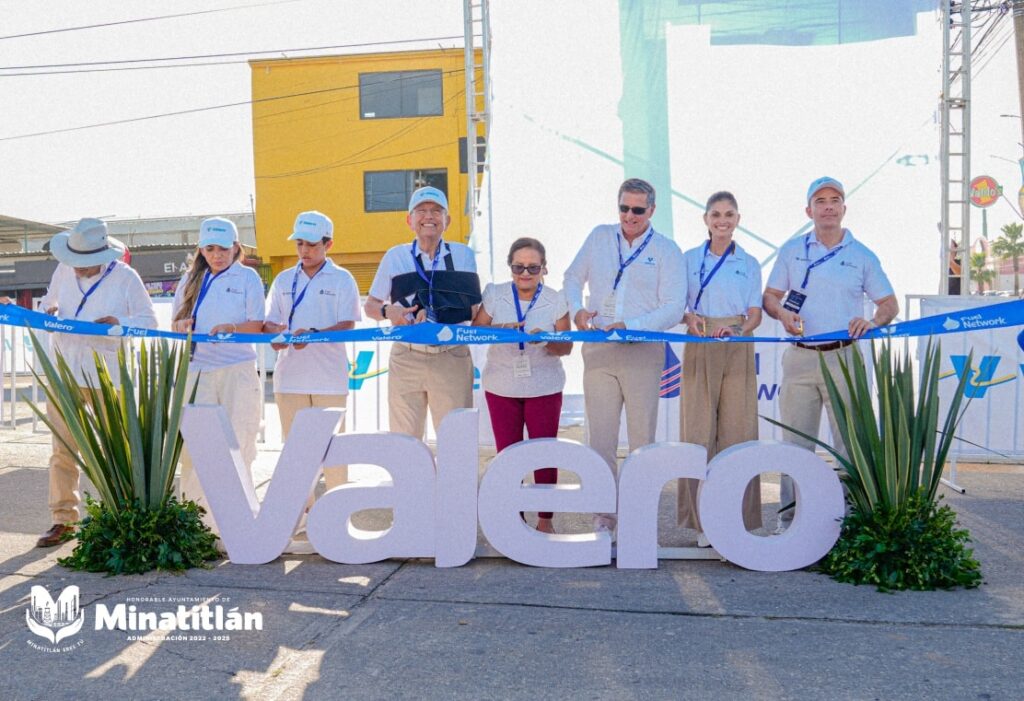Carmen Medel presente en la inauguración de la primera estación Valero en Minatitlán