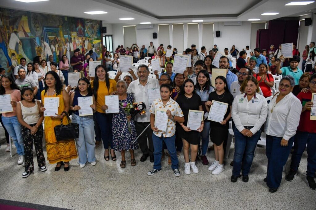 Avanza Coatzacoalcos en la alfabetización con la entrega de certificados del IVEA