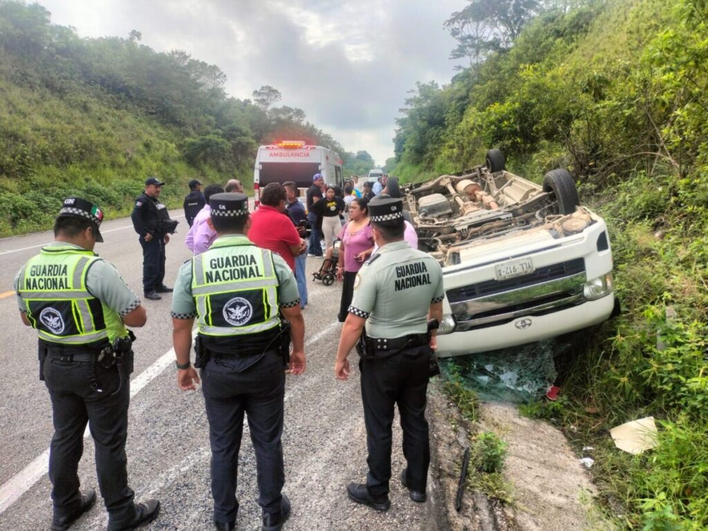 Vuelca camioneta con familia choapense rumbo a San Cristóbal: iban a un cumpleaños pero reventó un neumático Vuelca camioneta con familia choapense rumbo a San Cristóbal: iban a un cumpleaños pero reventó un neumático