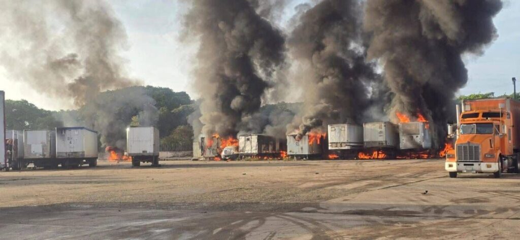 Fuerte incendio en la zona industrial de Coatzacoalcos consume tráiler y cinco cajas secas Fuerte incendio en la zona industrial de Coatzacoalcos consume tráiler y cinco cajas secas
