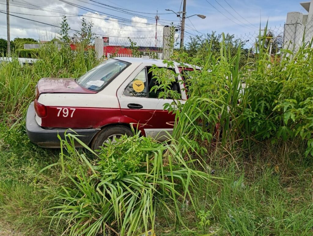 Taxi se quedó sin frenos y se incrustó contra una barda en Coatzacoalcos.