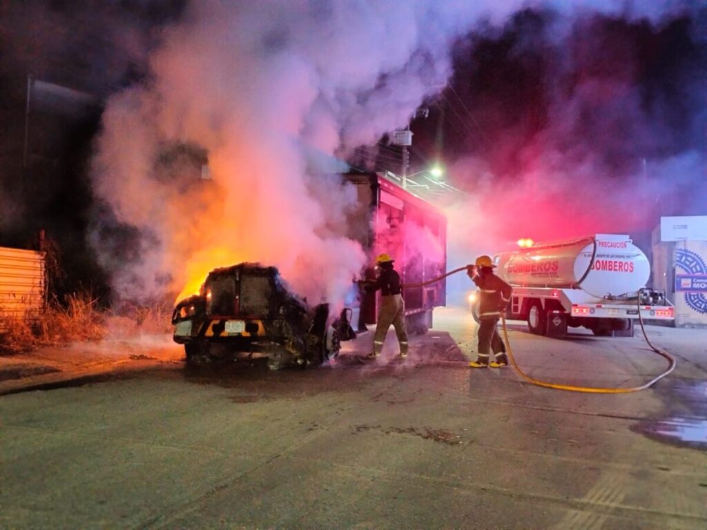 Camión de Coca Cola se incendia en plena avenida de Las Choapas; vecinos temían explosión