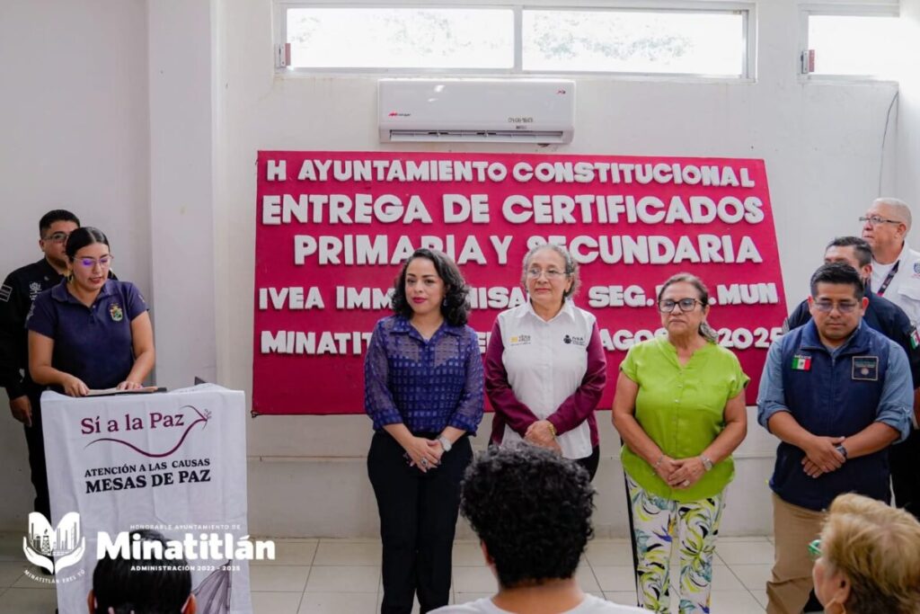 Impulsa Carmen Medel educación para adultos con entrega de certificados de secundaria Impulsa Carmen Medel educación para adultos con entrega de certificados de secundaria