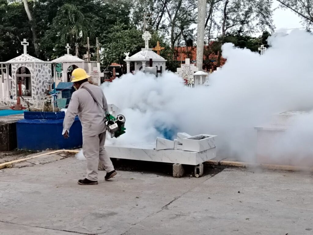 Refuerza Gobierno de Coatzacoalcos acciones contra el Dengue con fumigación en panteones Refuerza Gobierno de Coatzacoalcos acciones contra el Dengue con fumigación en panteones
