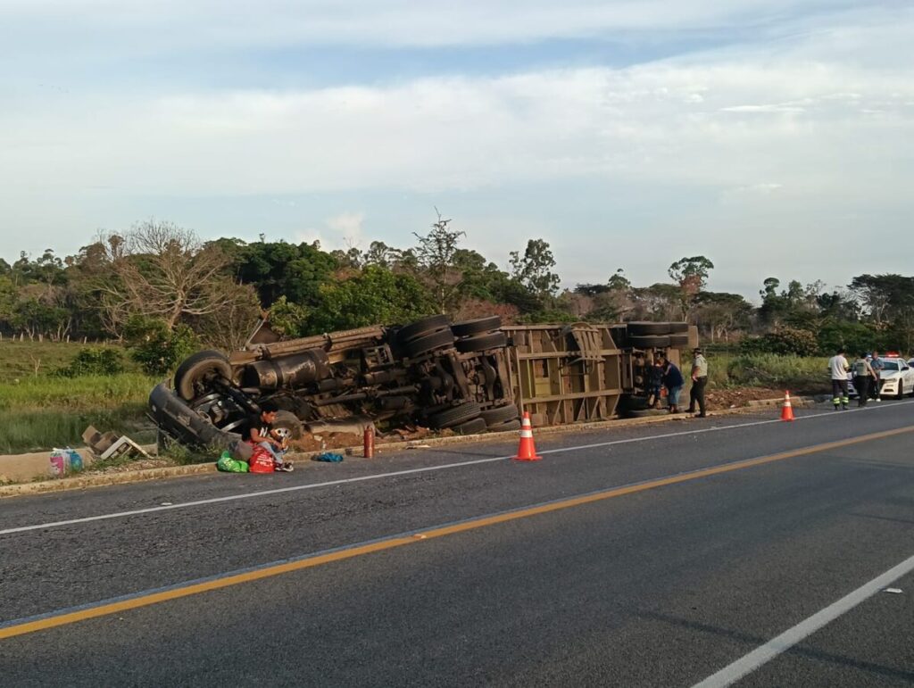 Vuelca tráiler con maíz en la autopista Ocozocoautla-Las Choapas, causado por aparente fatiga del chofer Vuelca tráiler con maíz en la autopista Ocozocoautla-Las Choapas, causado por aparente fatiga del chofer