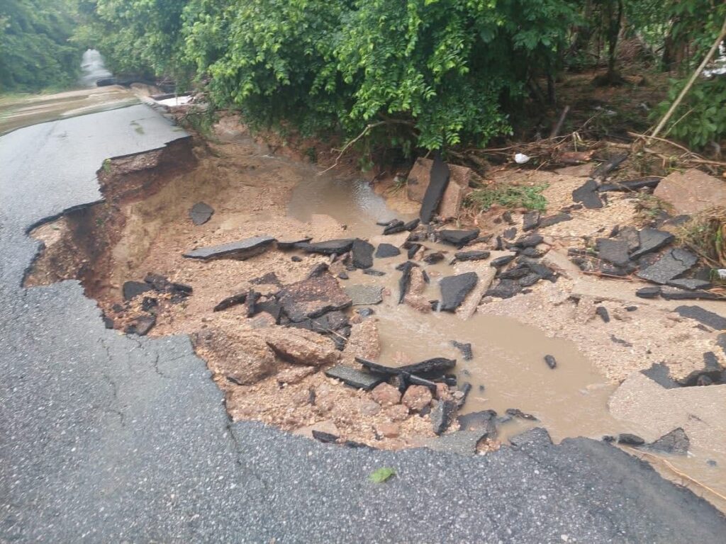 Se colapsa tramo carretero La Lima – Villa Juanita en San Juan Evangelista; tránsito completamente cerrado. Se colapsa tramo carretero La Lima – Villa Juanita en San Juan Evangelista; tránsito completamente cerrado.