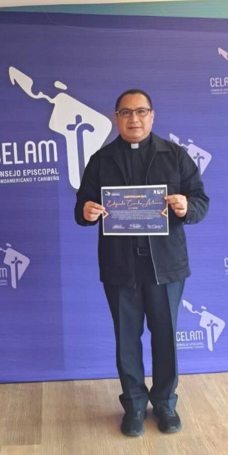 Mu3r3 4h0g4d0 sacerdote de Sontecomapan tras ser arrastrado por arroyo en San Juan Evangelista. Mu3r3 4h0g4d0 sacerdote de Sontecomapan tras ser arrastrado por arroyo en San Juan Evangelista.