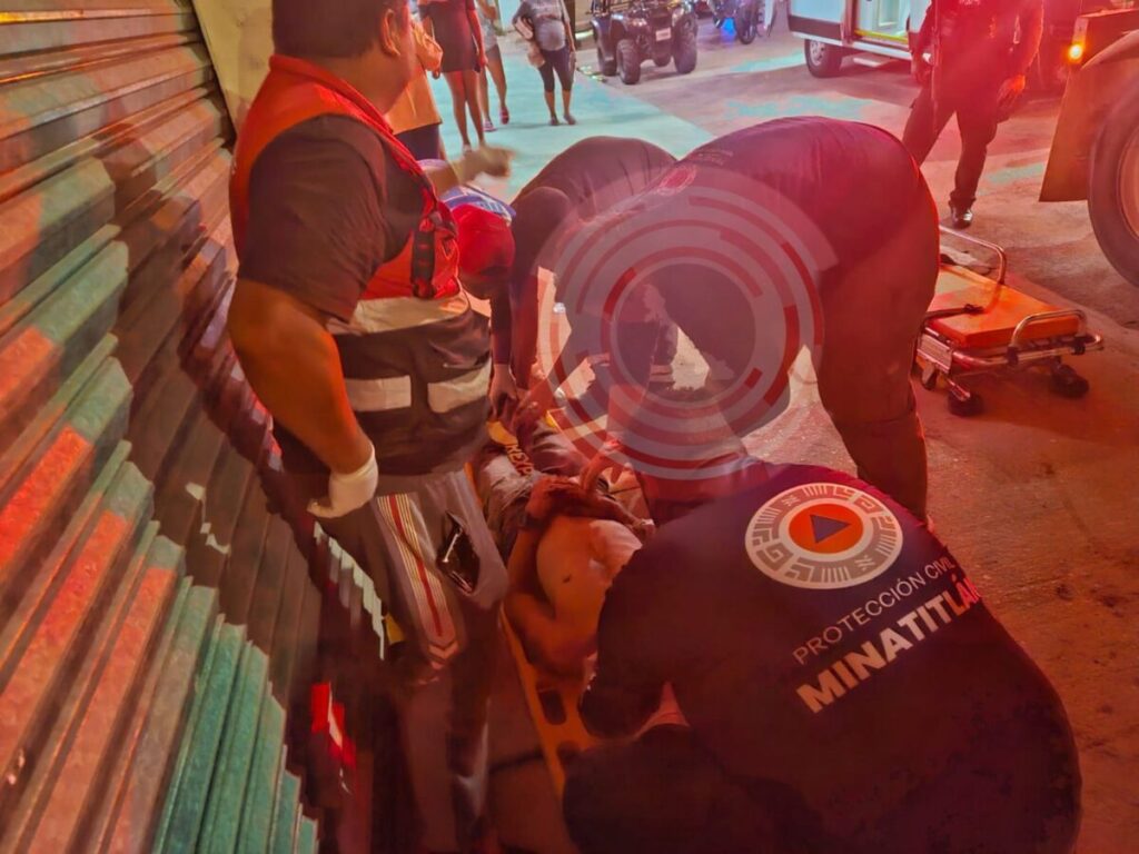 Limpia parabrisas es brut4lm3n+3 g0lp34d0 en Minatitlán