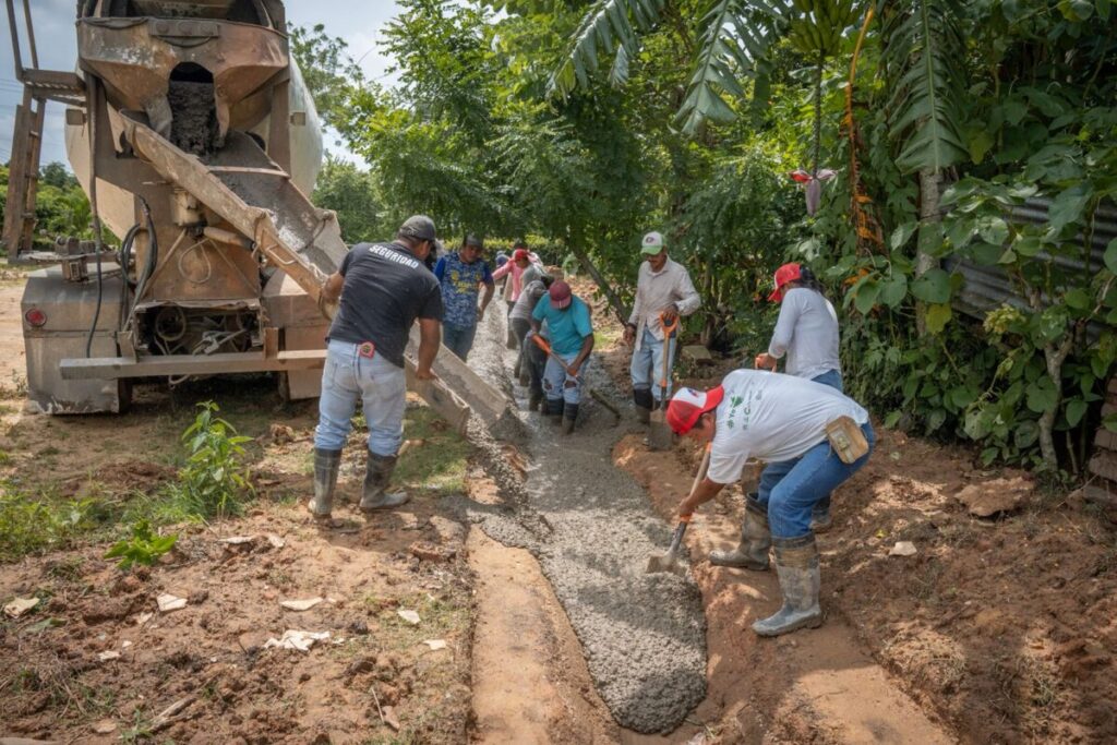 Avanza construcción de cuneta en el Barrio Tercero de Cosoleacaque Avanza construcción de cuneta en el Barrio Tercero de Cosoleacaque
