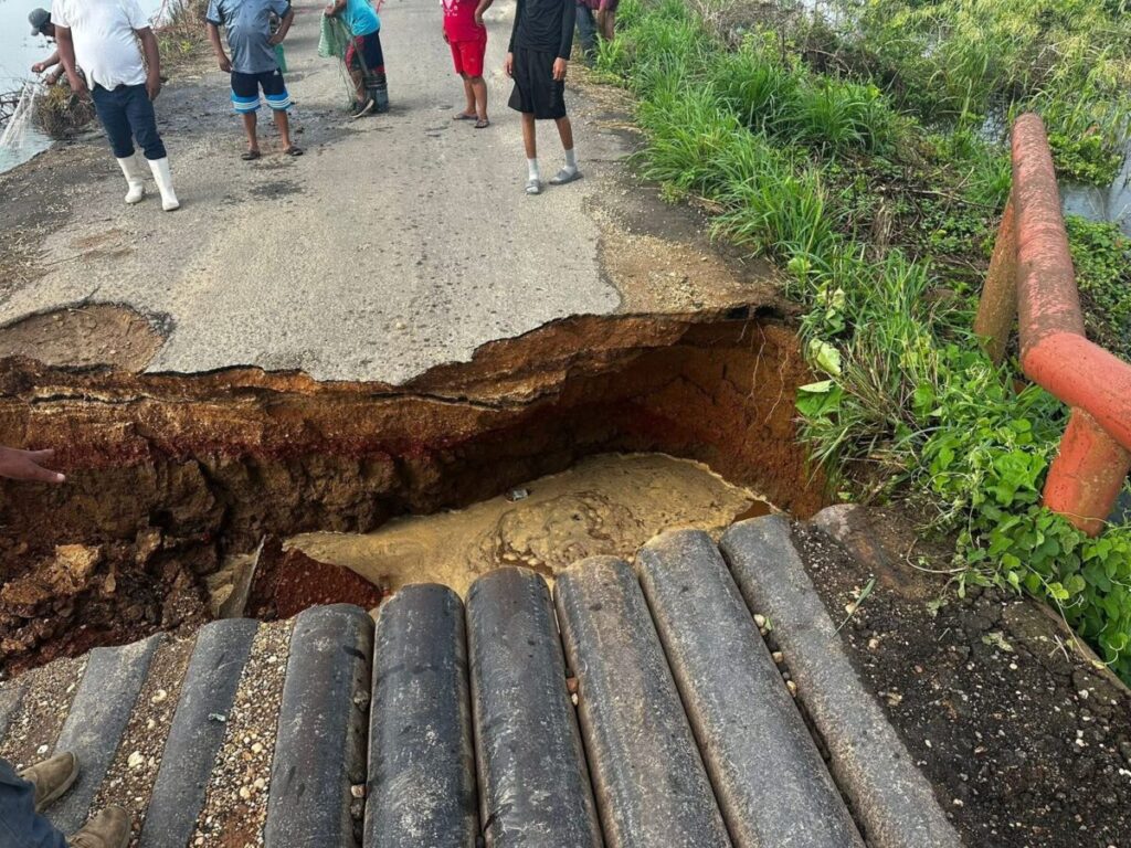 Deslave en el puente Corpal deja incomunicadas a más de 3 mil personas en Texistepec. Deslave en el puente Corpal deja incomunicadas a más de 3 mil personas en Texistepec.