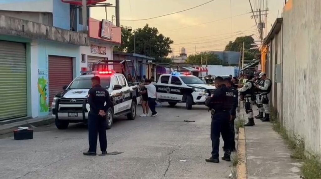 Ej3cut@n a bal@z0s a peluquero dentro de su negocio en Cosoleacaque