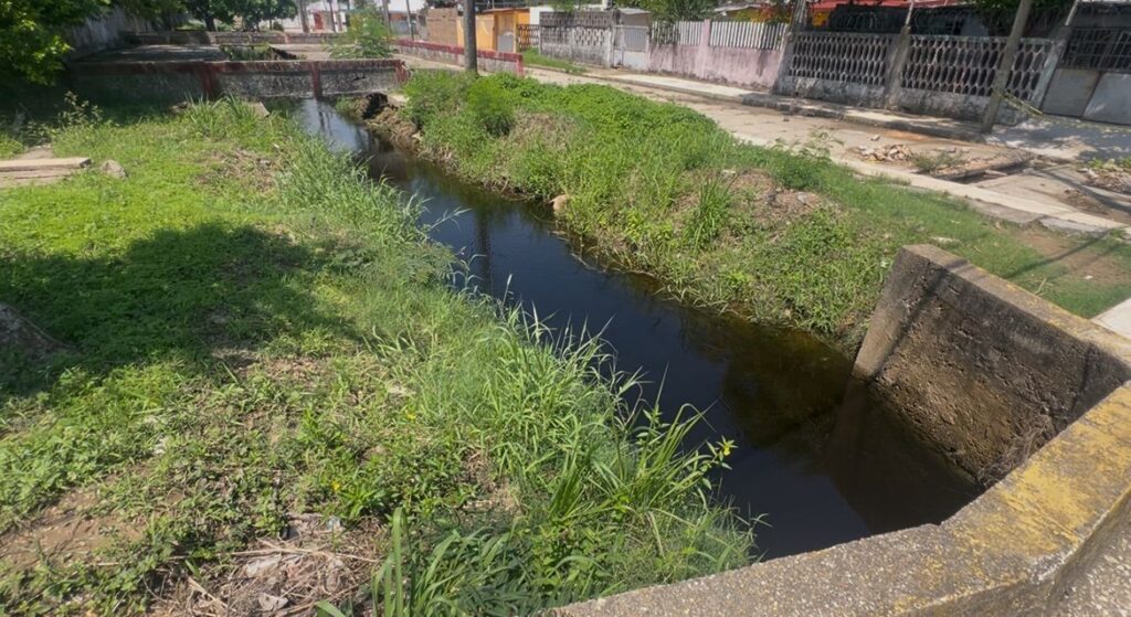 Avanza programa especial de limpieza de canales en Coatzacoalcos para prevenir anegamientos
