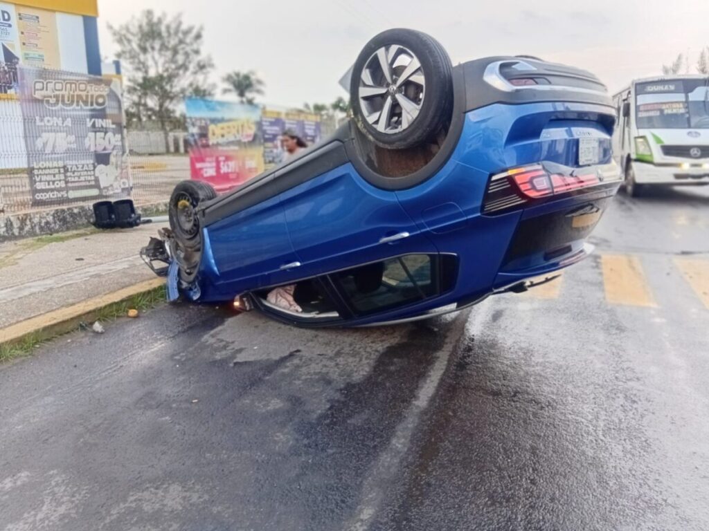 VIDEO | Aparatosa volcadura en Coatzacoalcos; daños casi por 100 mil pesos. VIDEO | Aparatosa volcadura en Coatzacoalcos; daños casi por 100 mil pesos.