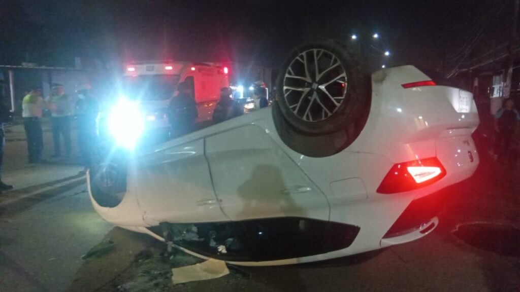 Carambola y volcadura en la colonia Francisco Villa de Coatzacoalcos. Carambola y volcadura en la colonia Francisco Villa de Coatzacoalcos.