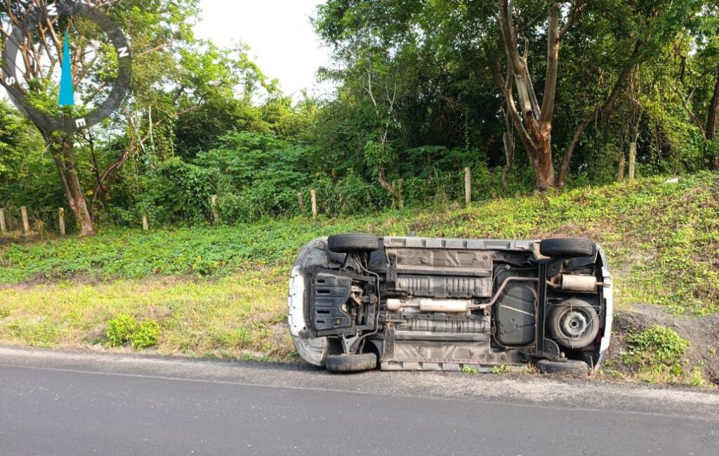 Accidente en la autopista Cosoleacaque-Acayucan deja una persona lesionada. Accidente en la autopista Cosoleacaque-Acayucan deja una persona lesionada.