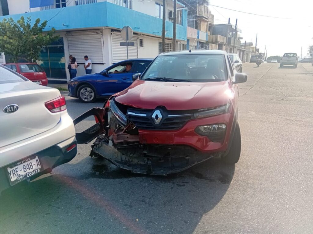 VIDEO: Choque entre dos carros particulares deja daños materiales en Coatzacoalcos. VIDEO: Choque entre dos carros particulares deja daños materiales en Coatzacoalcos.