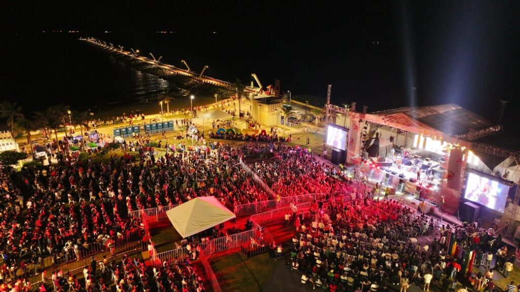 Cierran La Santa Cecilia y Reyli Barba con broche de oro el segundo día del Festival del Mar en Coatzacoalcos