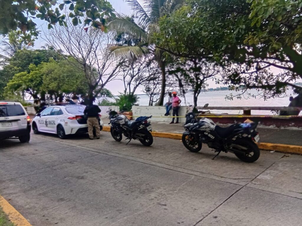 Flota c4d4v3r en las escolleras de Coatzacoalcos