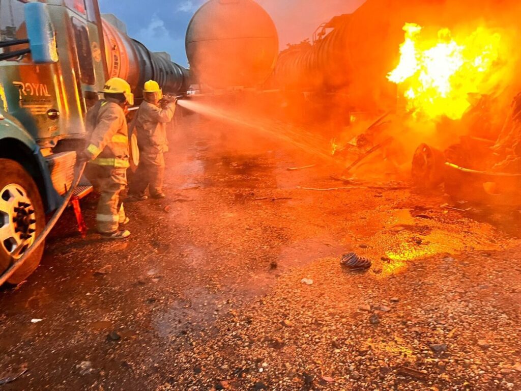 Se incendia autotanque al interior de una pensión en Cosoleacaque.