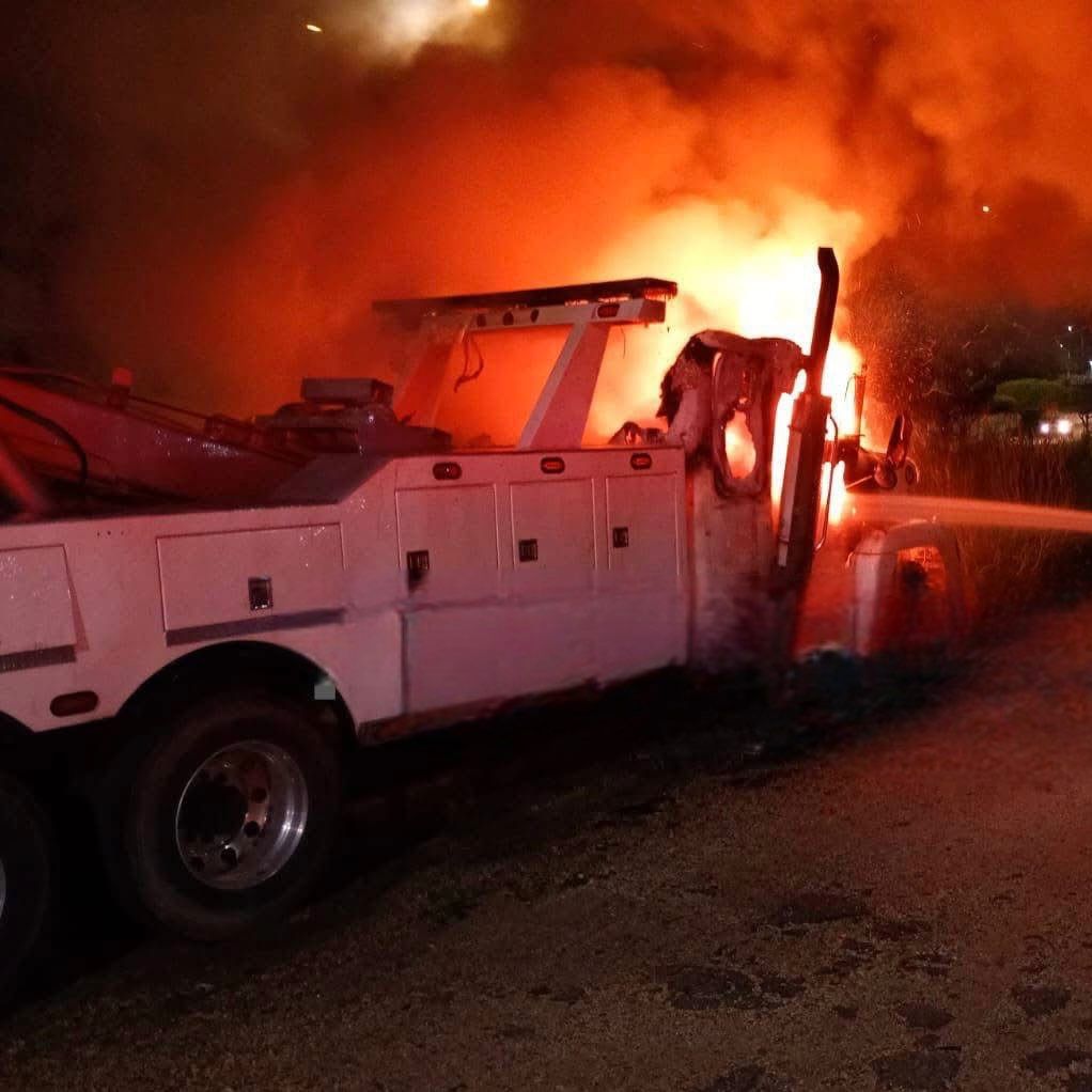 Nuevo 4t4qu3 contra grúas MG: incendian unidad en Minatitlán. Nuevo 4t4qu3 contra grúas MG: incendian unidad en Minatitlán.