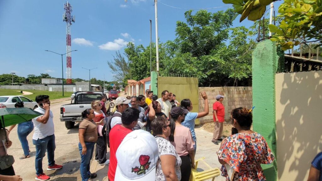 Padres de familia bloquean Escuela Técnica 134 en Cosoleacaque por retraso en inscripciones.