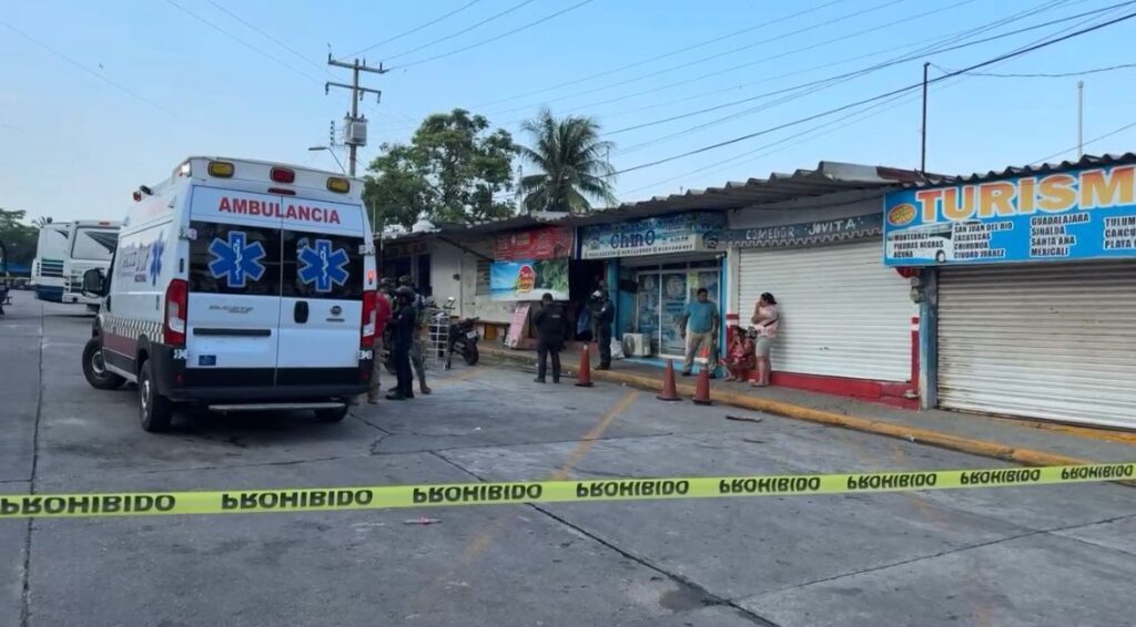 3j3cut4n a maletero dentro de la central camionera de Acayucan