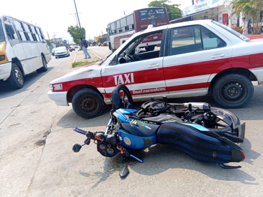 Taxi derriba a motociclista en la colonia Progreso y Paz de Coatzacoalcos