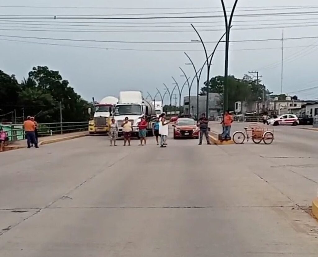 Habitantes de Cosoleacaque bloquean vialidades por apagones prolongados Habitantes de Cosoleacaque bloquean vialidades por apagones prolongados