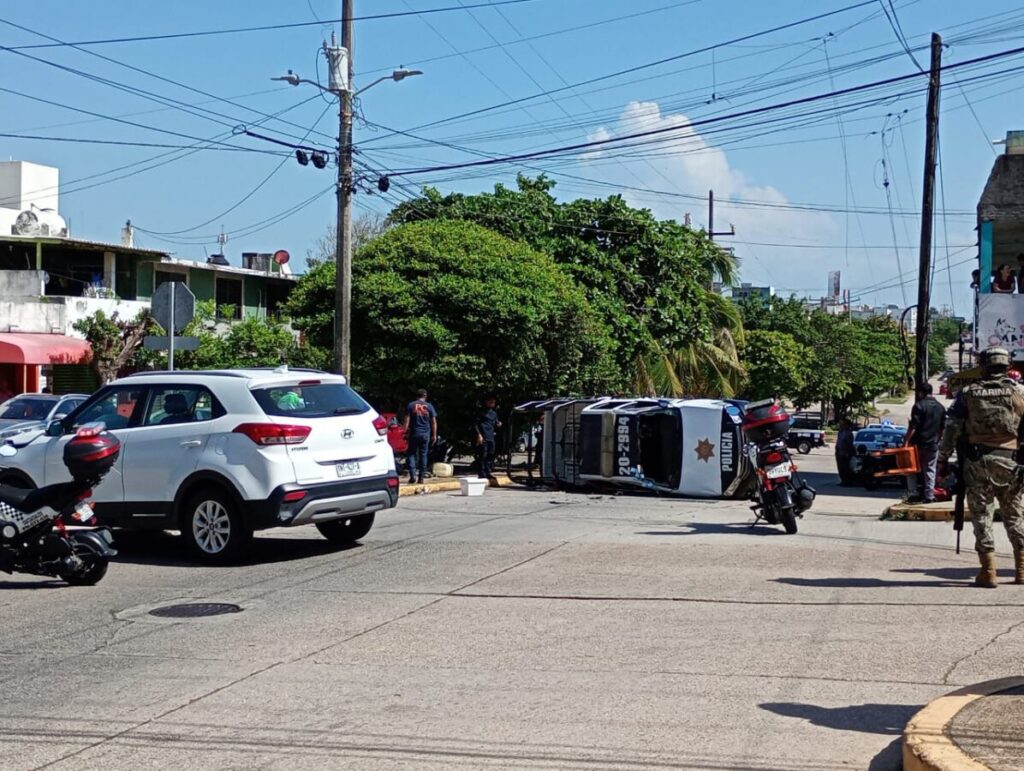 Estatales provocan aparatoso accidente