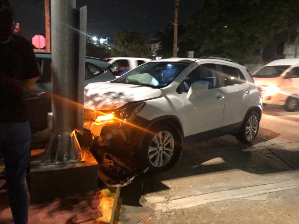 Encontronazo en Independencia y Llave dejó cuantiosos daños Encontronazo en Independencia y Llave dejó cuantiosos daños