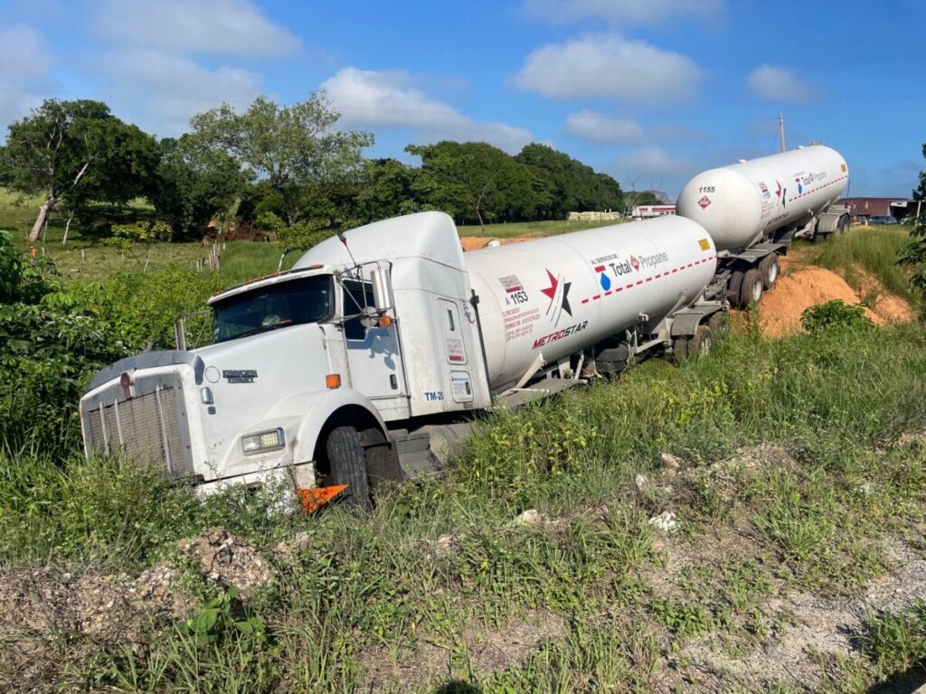 Choque múltiple y salida de camino de un autotanque en la supercarretera Las Choapas–Ocozocoautla Choque múltiple y salida de camino de un autotanque en la supercarretera Las Choapas–Ocozocoautla